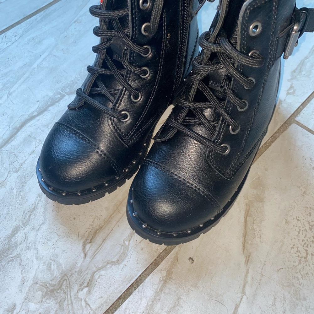 Brand new girls boots.